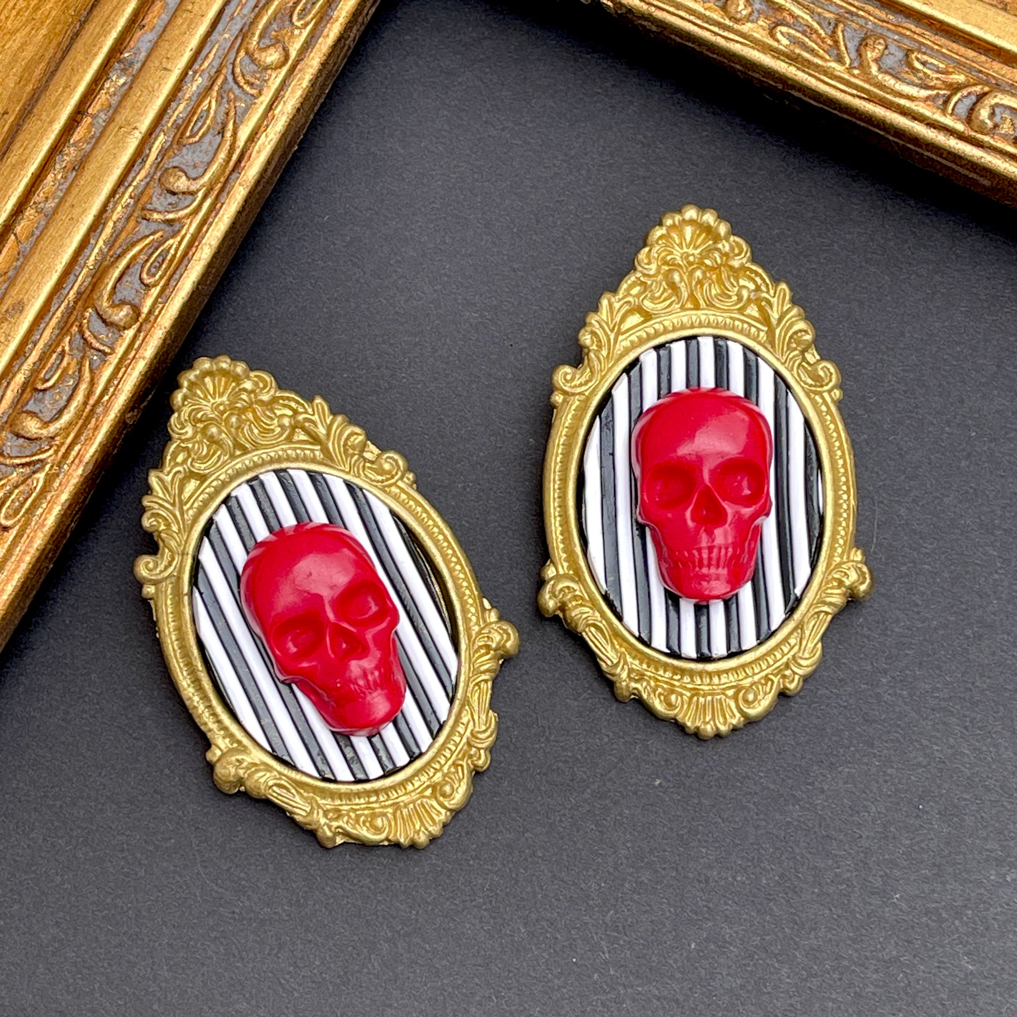 Vintage Skulls- Red ♥️